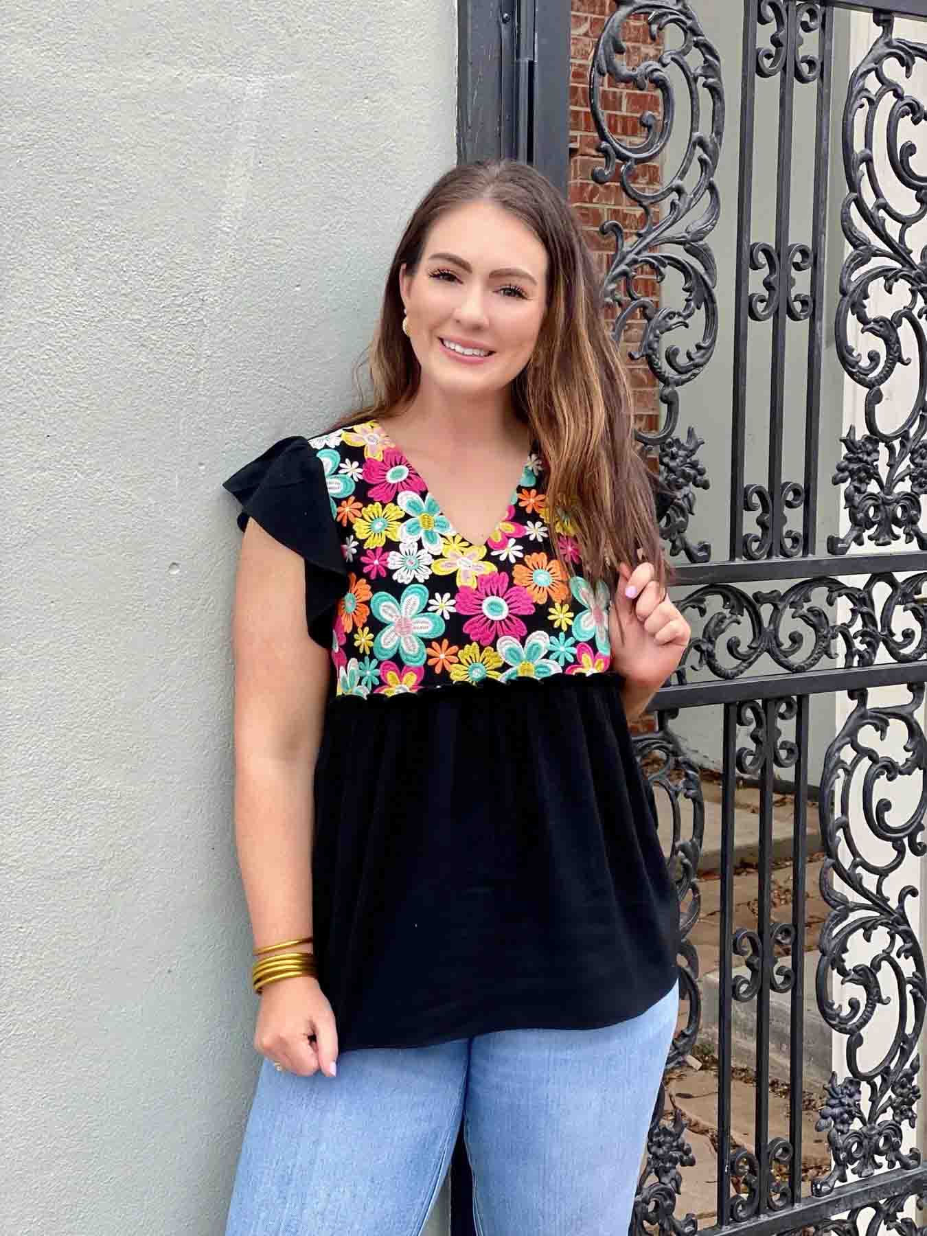 Daisy Emb Floral V-Neck Top Blk